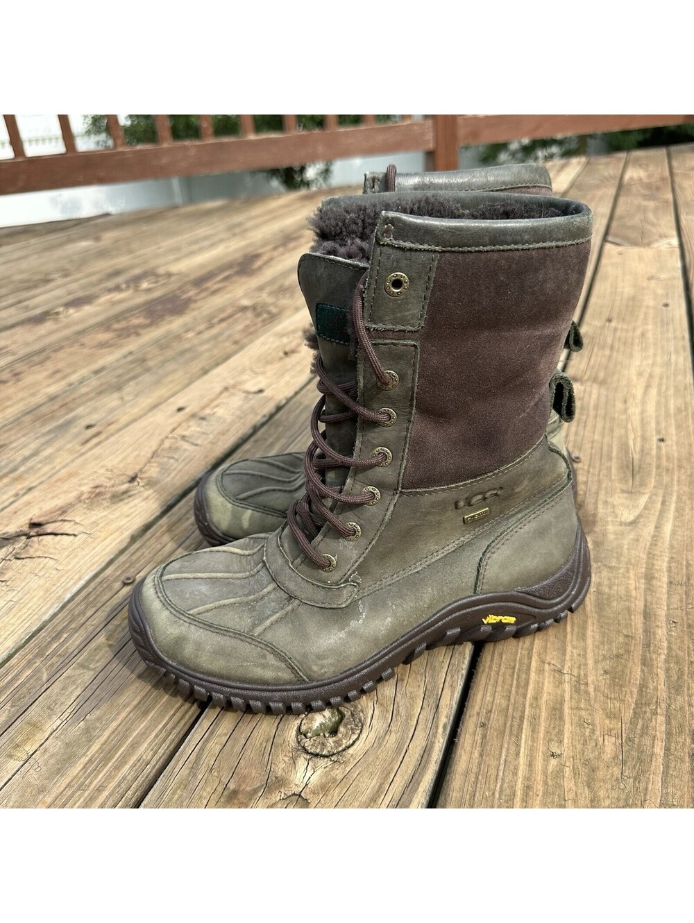 UGG Adirondack II Waterproof Green Leather Winter Boots  Womens 9 Vibram Sole